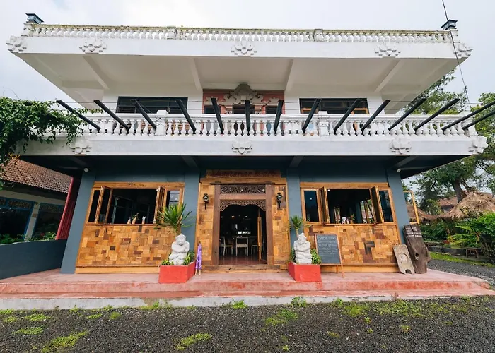 Chakra Backpacker Hostel & Vegetarian Bistro