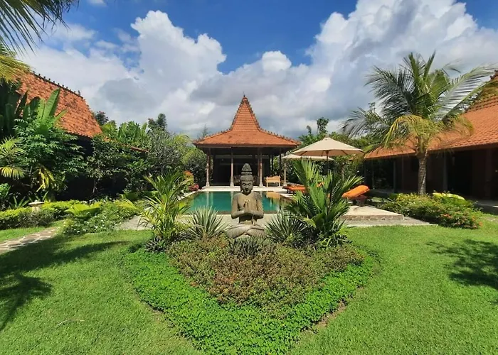 Le Petit Leon'S Traditional Wooden House