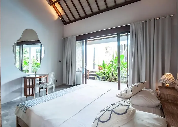 Canggu Tropical Pool Villa 6 Br