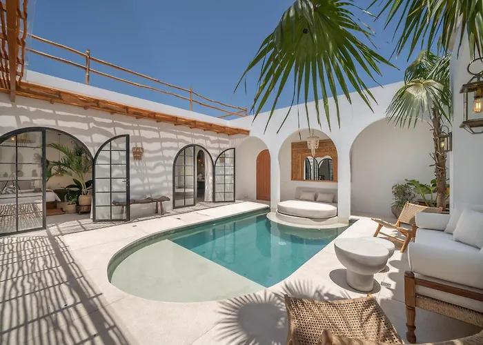 Villa Heiwa - Tropical Meets Mediterranean, 2Br Canggu Villa