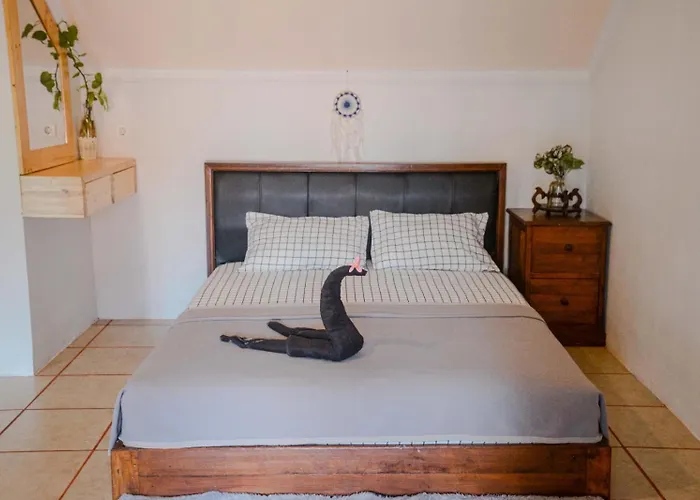 Pigeon Mandala Apartments & Resto