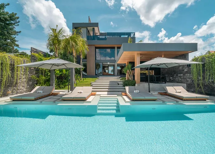 Beyond The Palms - Impressive Brand New 4Br Canggu Villa With Rooftop