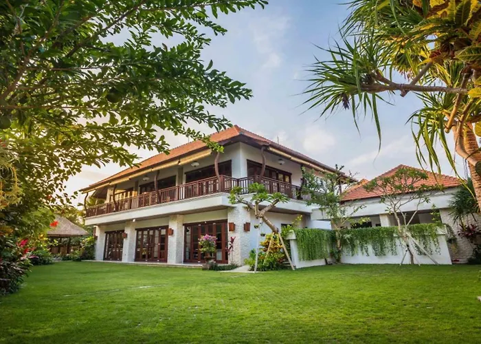 La-Bali Villa Sanur, Spacious & Large, Private Pool, Pool Table, 5-Minutes Walk To The Beach, Free Laundry, Private Cook, Massage, Daily Tour