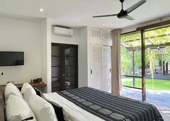 Holiday Beautiful Villa 4 Bedroom Garden View Canggu