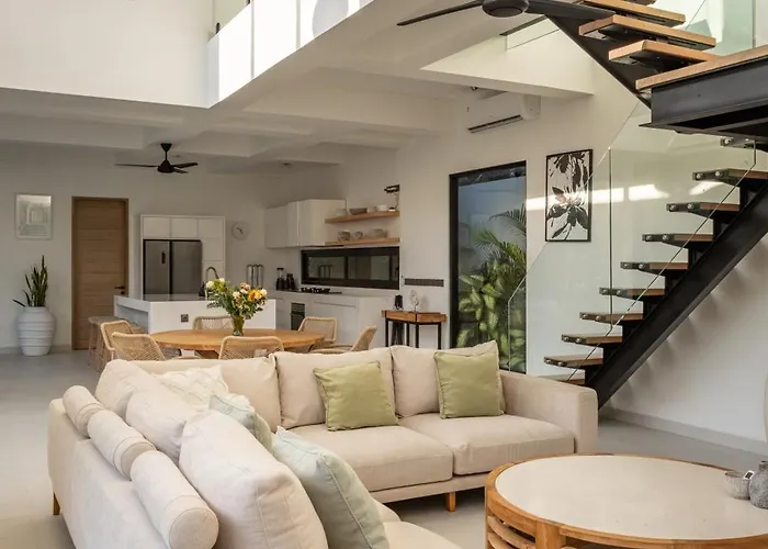 Spacious 3 Bedroom Villa - Walk To The Beach