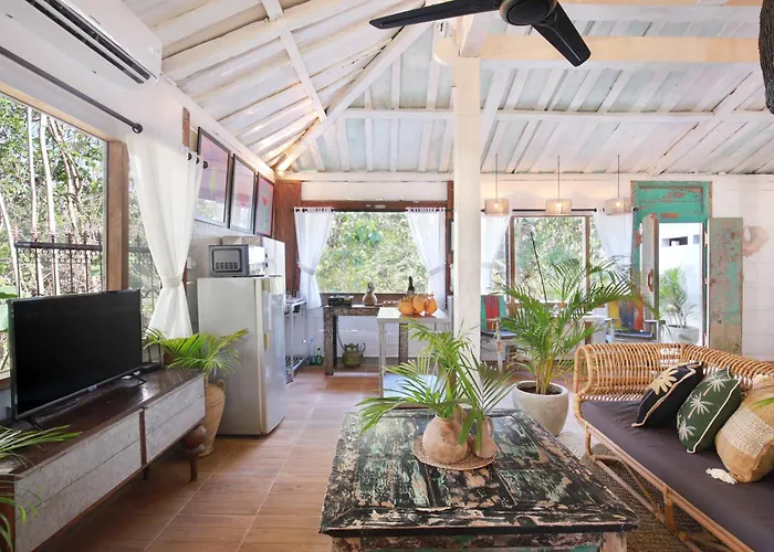 Melasti Wooden Beach House Uluwatu Private Pool & Part Time Staff
