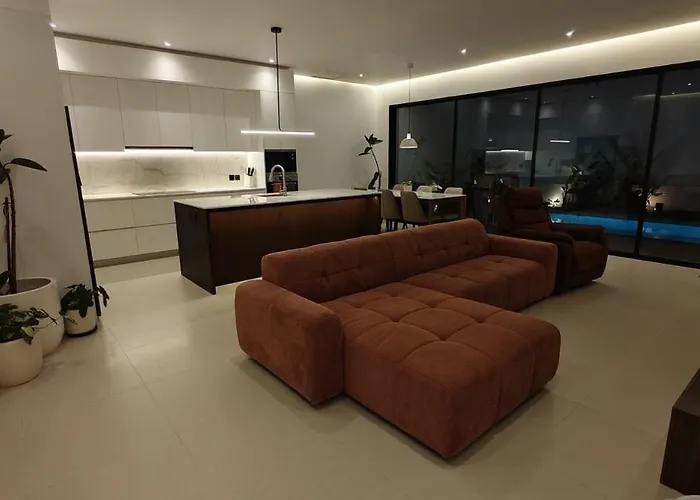 Quiet Enclosed Modern Villa