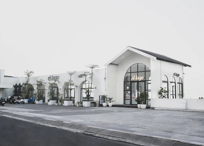 El Lago Hotel