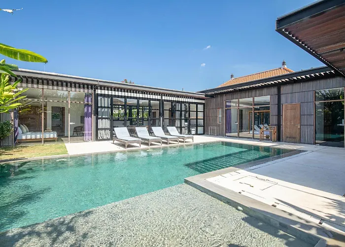 New 5Br Villa, Enclosed Lounge, Canggu Oasis