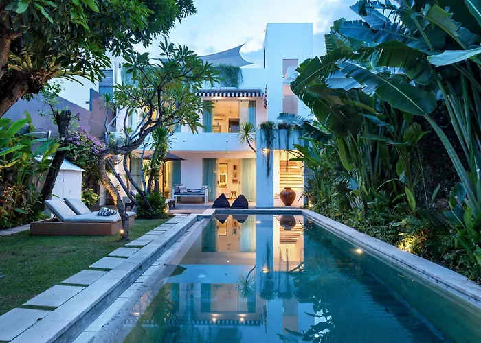 Villa Saffira, Seminyak - Pool, Garden, Rooftop - Walk To Beach And Cafes!