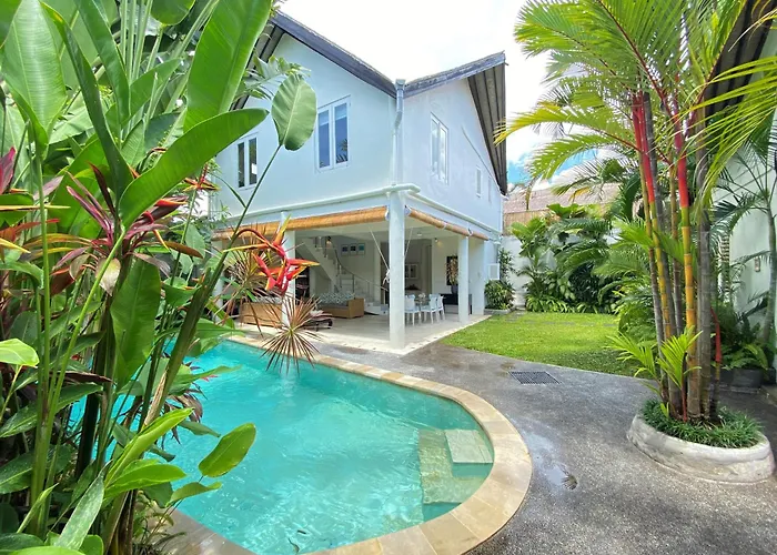Fabulous Modern 3 Br. Villa In Seminyak Large Pool