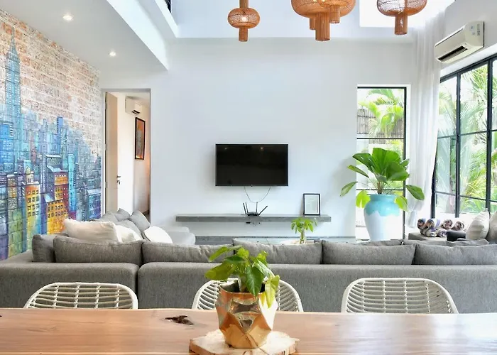 Stylish 4Bed Luxury Villa With Private Pool Access