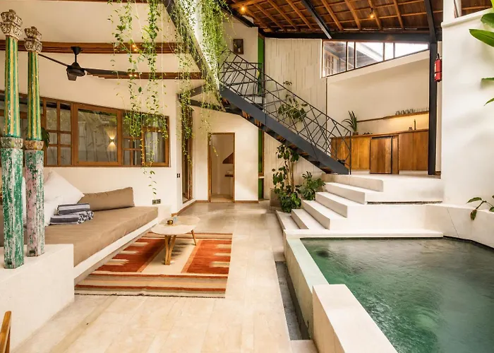 Modern 2-Br Art Deco Villa, 800M From The Beach