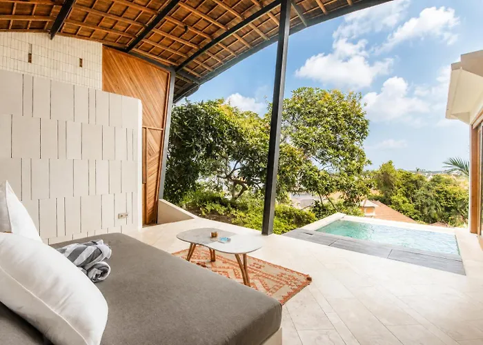 Stunning 2-Br Penthouse With View, 800M To Beach