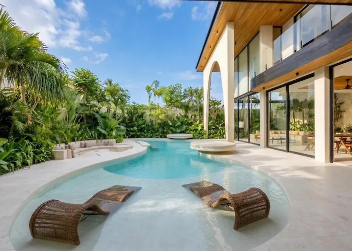 Seminyak 6Br Tropical Villa With Huge Curvy Pool