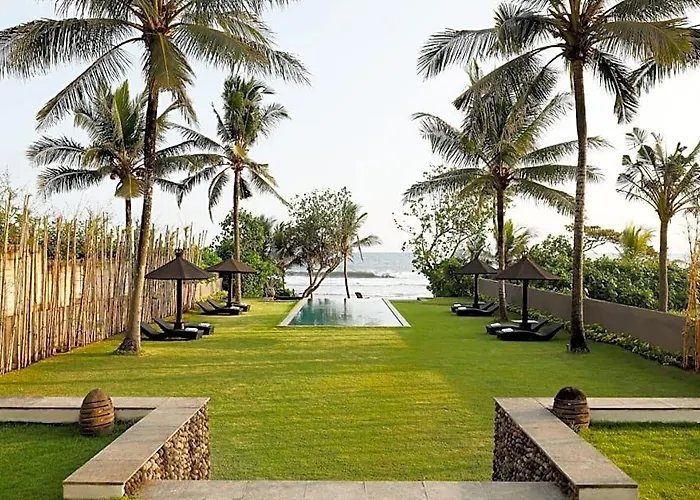 Black Beach Villa - Absolute Beachfront