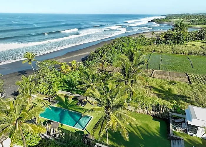 Black Beach Villa - Absolute Beachfront