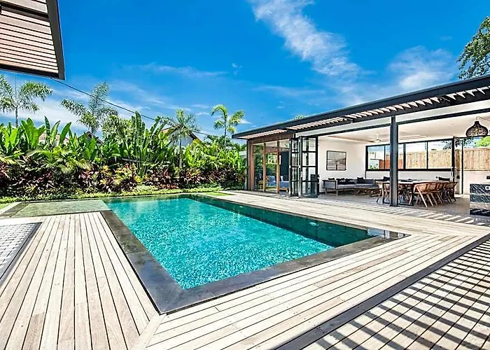 New 5Br Villa, Enclosed Lounge, Canggu Oasis