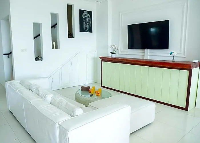 Sunrise Beach Villa, Seaview. Gate Too Beachfront.