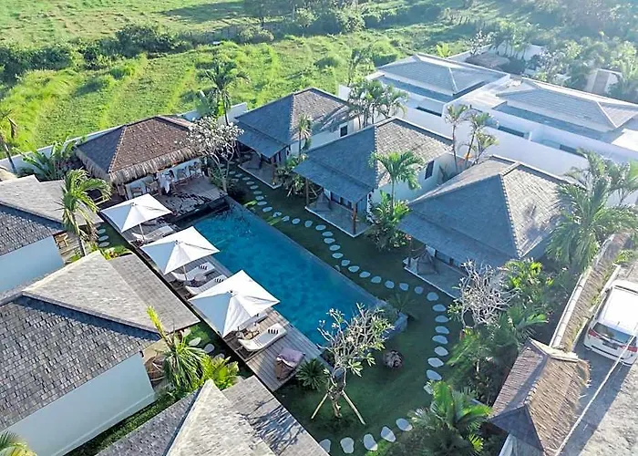 Ehoa Nyanyi Beach Boutique Hotel - In Front Of Entrance To Nuanu