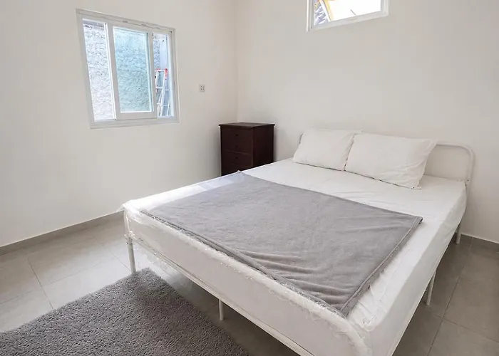 Guesthouse Walking Distance To Beach With Share Kitchen
