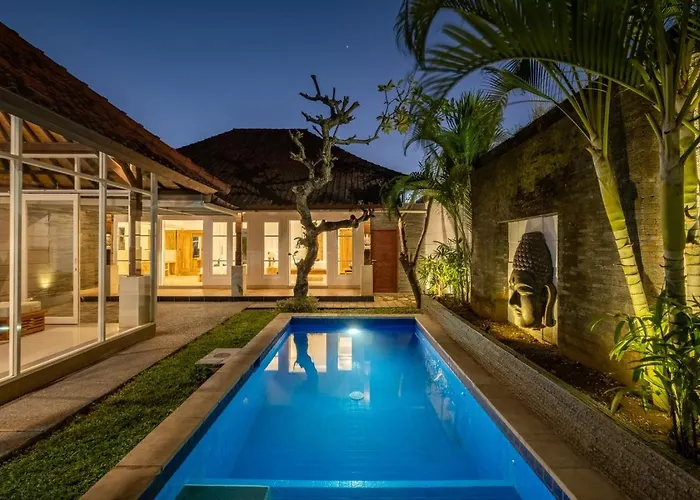 Family Villa With Private Pool And Enclosed Livingroom In Seminyak