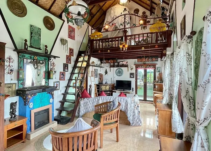Cozy Private Vintage Cottage Near Lake