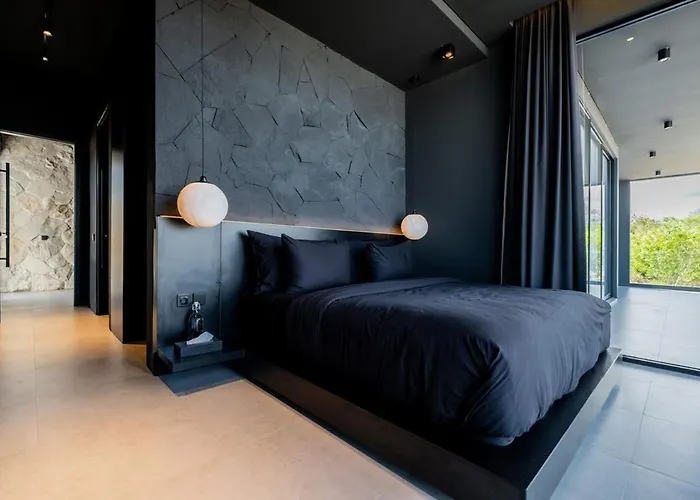 The Bat Cave Dark Luxury, Cold Plunge & Sauna