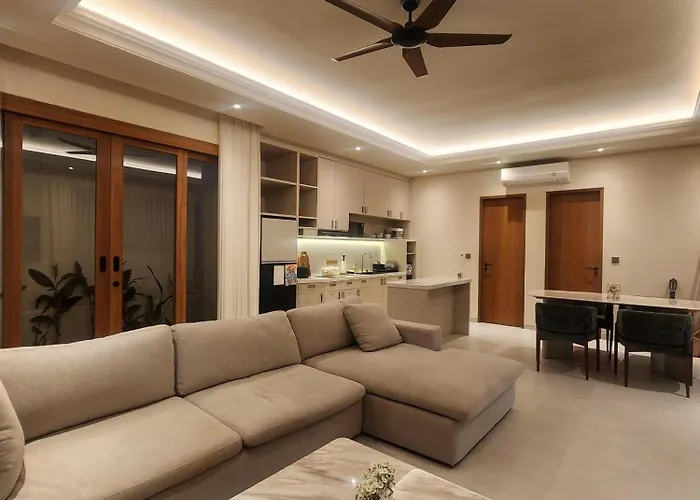 Quiet Contemporary Hideaway, Moments From Icon Mall And Beach
