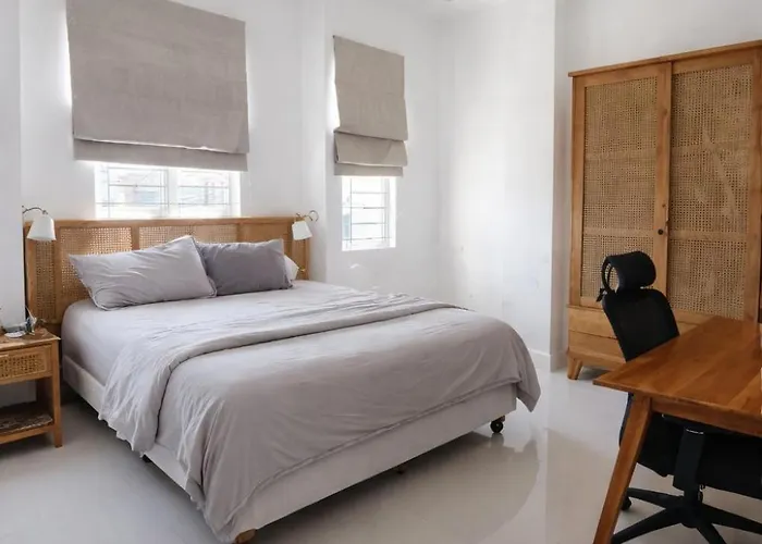 Spacious Private Room & Rooftop Near Beach