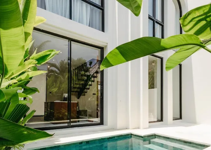Stylish Tropical Escape With Pool & Garden