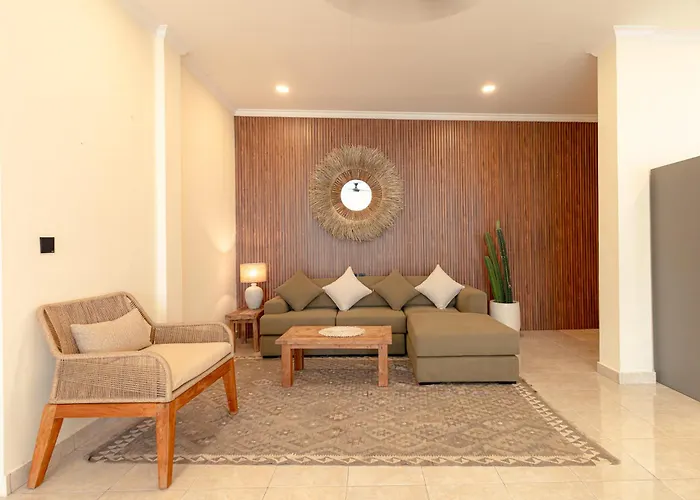 Beautifully Renovated Home 3 Private Ensuites