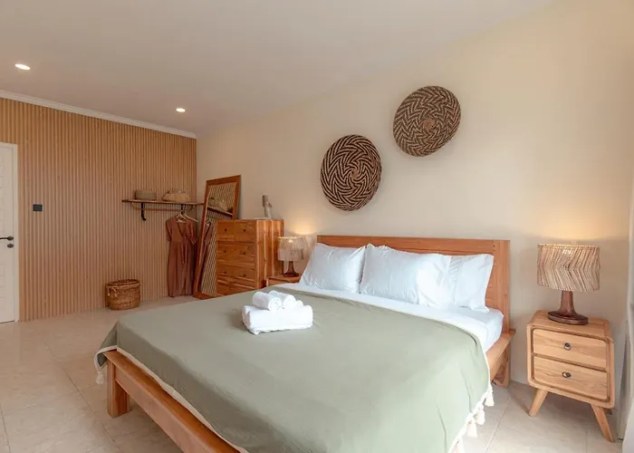 Beautifully Renovated Home 3 Private Ensuites
